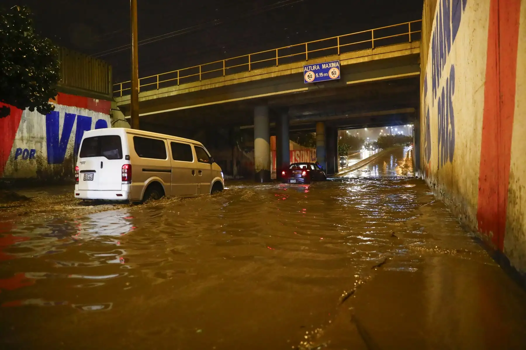 Fuertes lluvias por la noche del domingo 16 de agosto de 2026 afectaron diversas zonas de Villa El Salvador, generando agua empozada en las principales calles y avenidas del distrito. Foto: ANDINA/Daniel Bracamonte