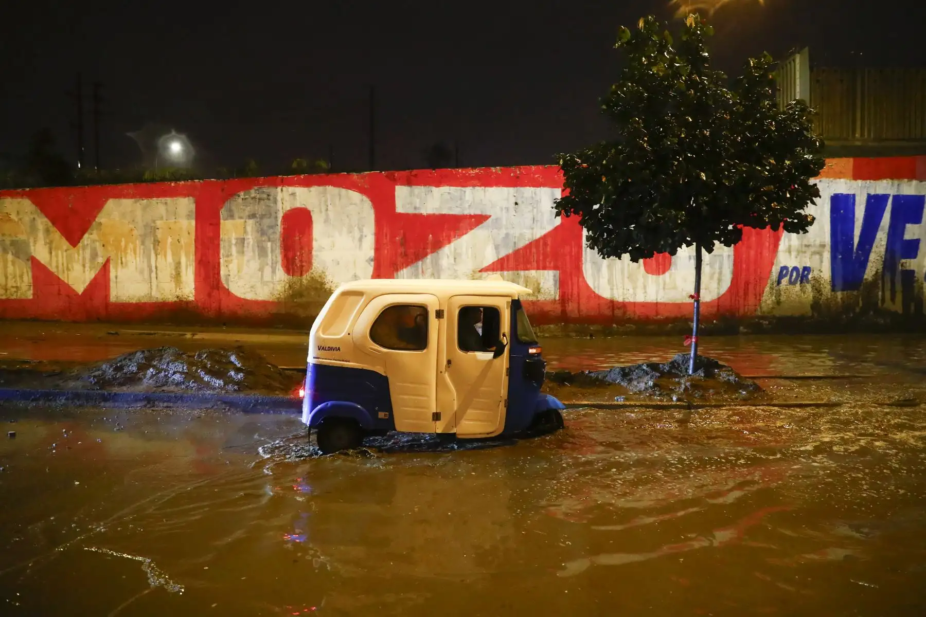 Fuertes lluvias por la noche del domingo 16 de agosto de 2026 afectaron diversas zonas de Villa El Salvador, generando agua empozada en las principales calles y avenidas del distrito. Foto: ANDINA/Daniel Bracamonte