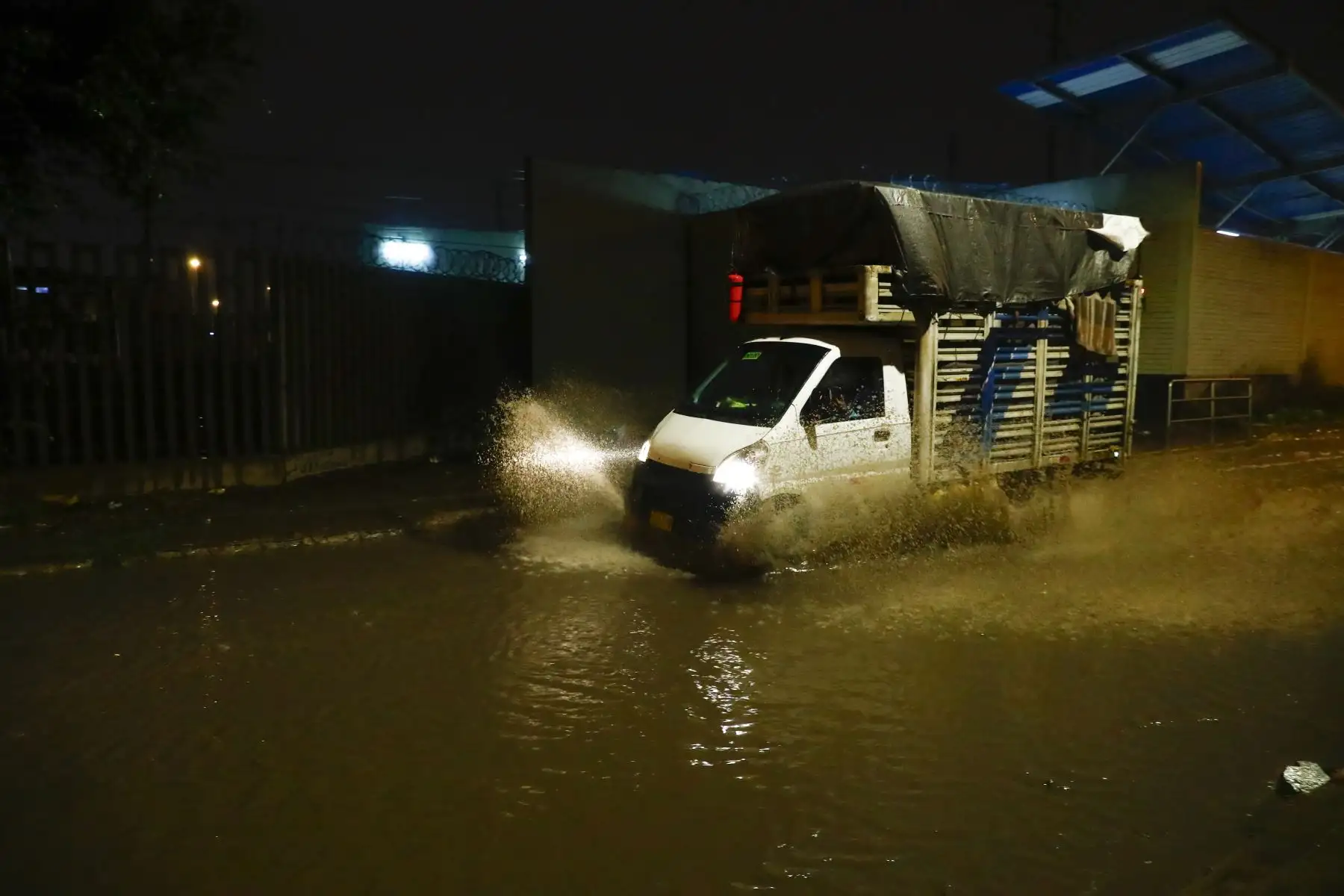 Fuertes lluvias por la noche del domingo 16 de agosto de 2026 afectaron diversas zonas de Villa El Salvador, generando agua empozada en las principales calles y avenidas del distrito. Foto: ANDINA/Daniel Bracamonte