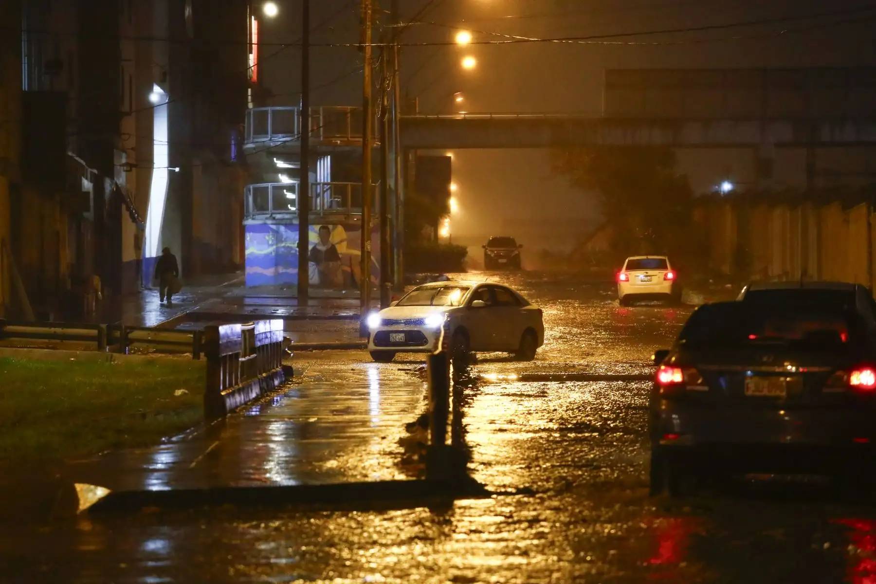 Fuertes lluvias por la noche del domingo 16 de agosto de 2026 afectaron diversas zonas de Villa El Salvador, generando agua empozada en las principales calles y avenidas del distrito. Foto: ANDINA/Daniel Bracamonte