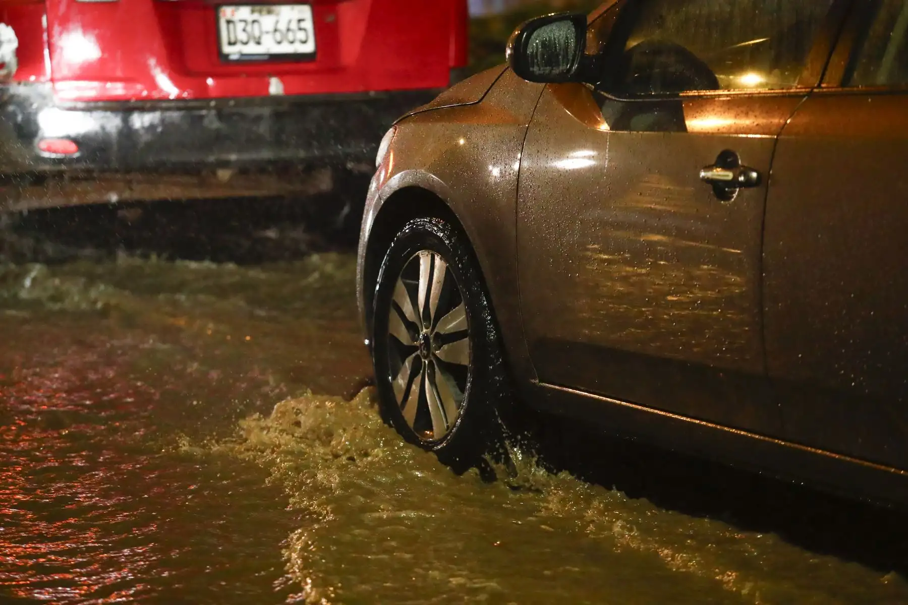 Fuertes lluvias por la noche del domingo 16 de agosto de 2026 afectaron diversas zonas de Villa El Salvador, generando agua empozada en las principales calles y avenidas del distrito. Foto: ANDINA/Daniel Bracamonte
