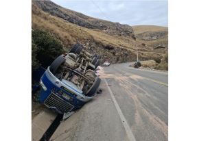 Un camión que transportaba 32 toneladas de afrecho sufrió un despiste y posterior volcadura hacia su lado derecho, dejando daños materiales. El accidente se registró en la Carretera Central, en el tramo Pasco - La Oroya. ANDINA/Difusión