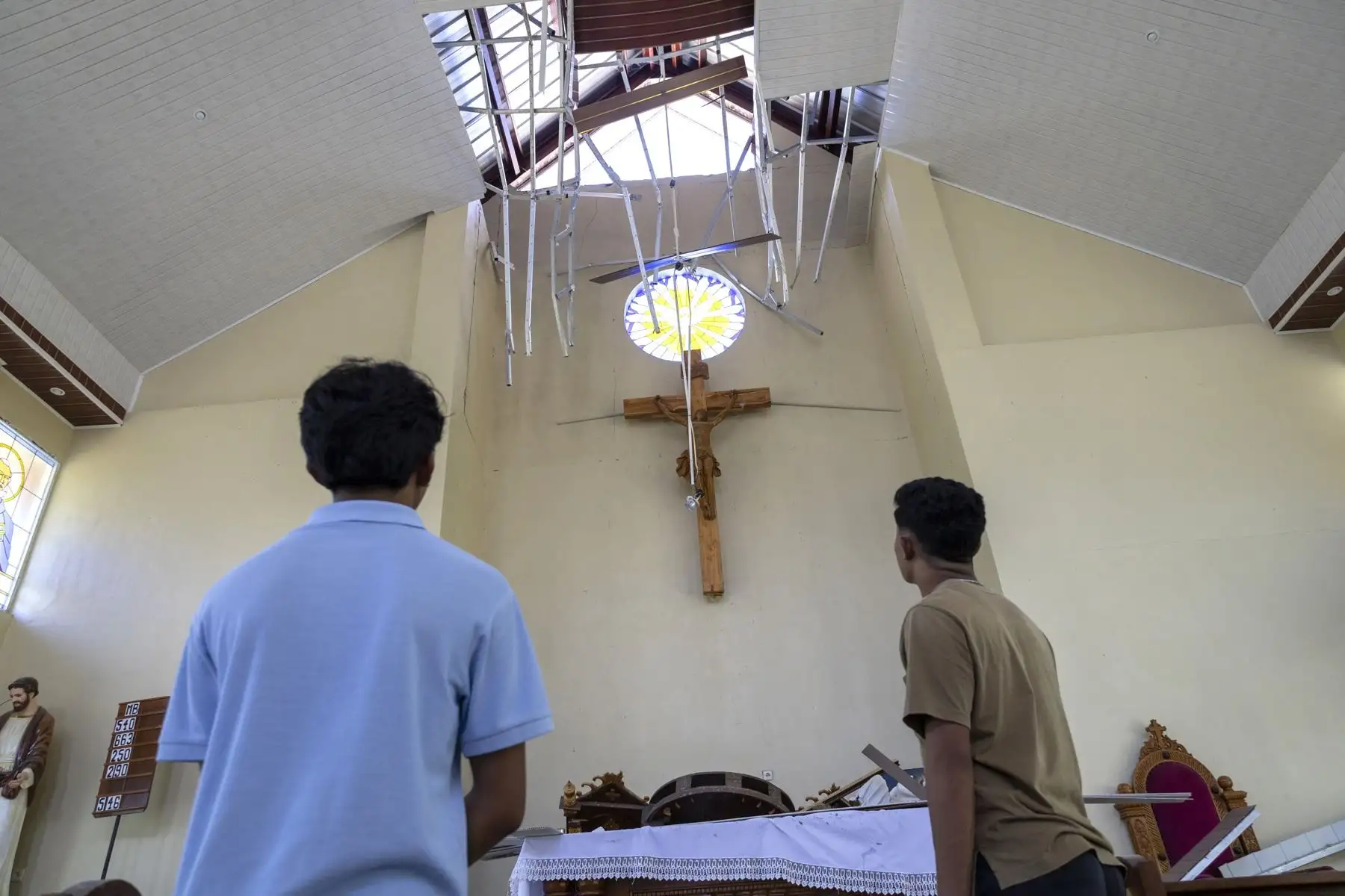 Daños en el interior de una iglesia tras un terremoto en la regencia de Sikka, provincia de Nusa Tenggara Oriental (Indonesia). Foto: EFE