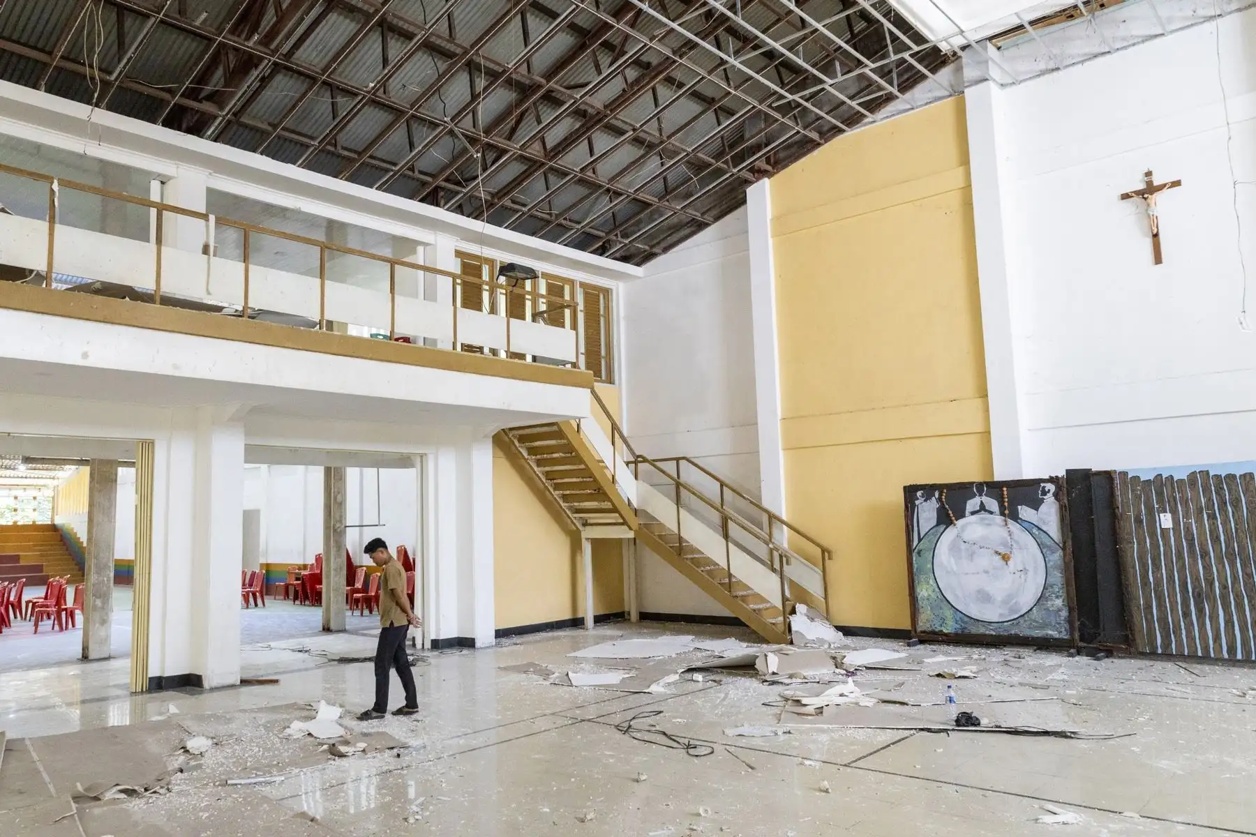 Daños en el interior de una iglesia tras un terremoto en la regencia de Sikka, provincia de Nusa Tenggara Oriental (Indonesia). Foto: EFE