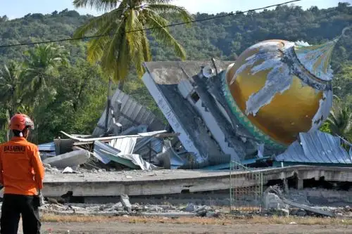 Indonesia eleva a 68 los muertos y a 213 los heridos tras el terremoto