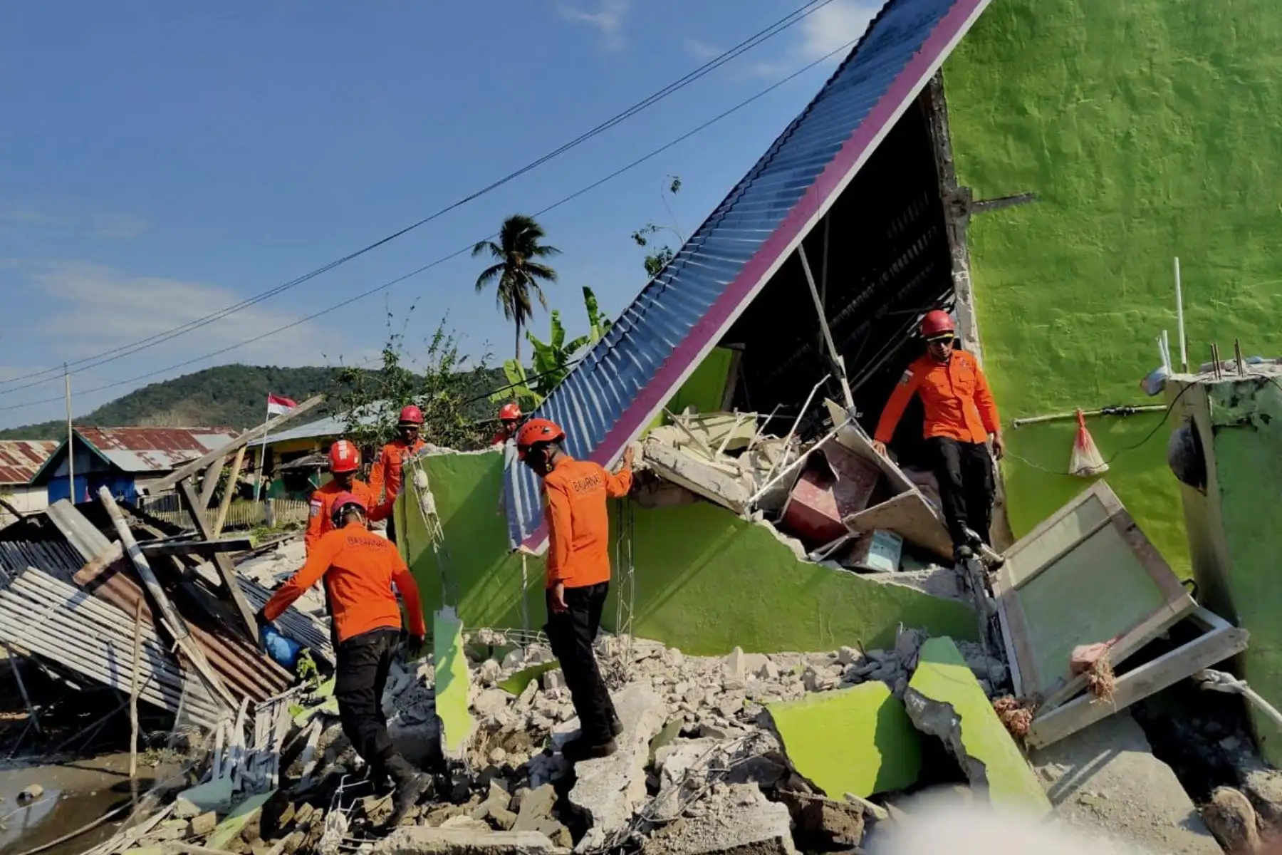 Rescatistas inspeccionan viviendas tras un terremoto en la regencia de Manggarai Oriental, en la provincia de Nusa Tenggara Oriental, Indonesia. Foto: EFE