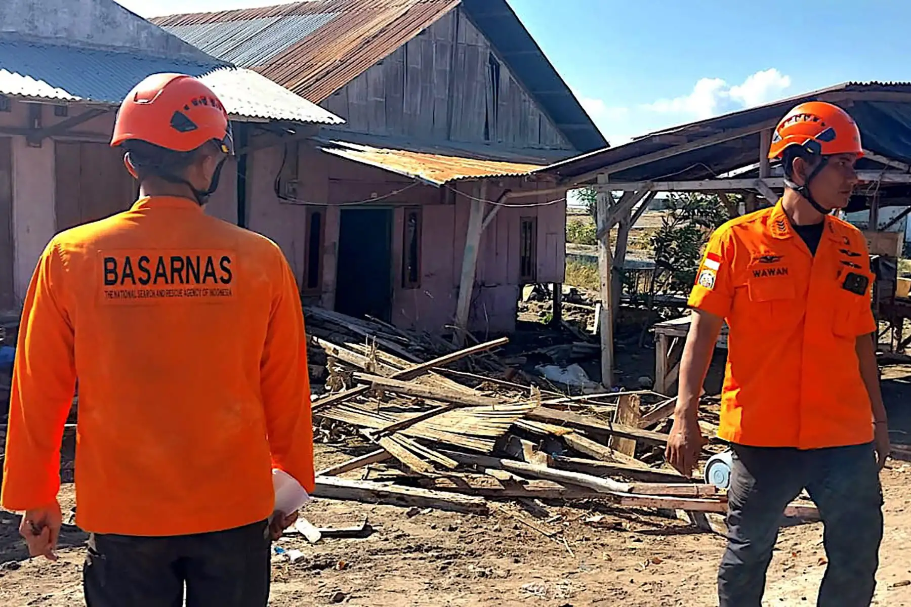 Rescatistas inspeccionan viviendas tras un terremoto en la regencia de Manggarai Oriental, en la provincia de Nusa Tenggara Oriental, Indonesia. Foto: EFE