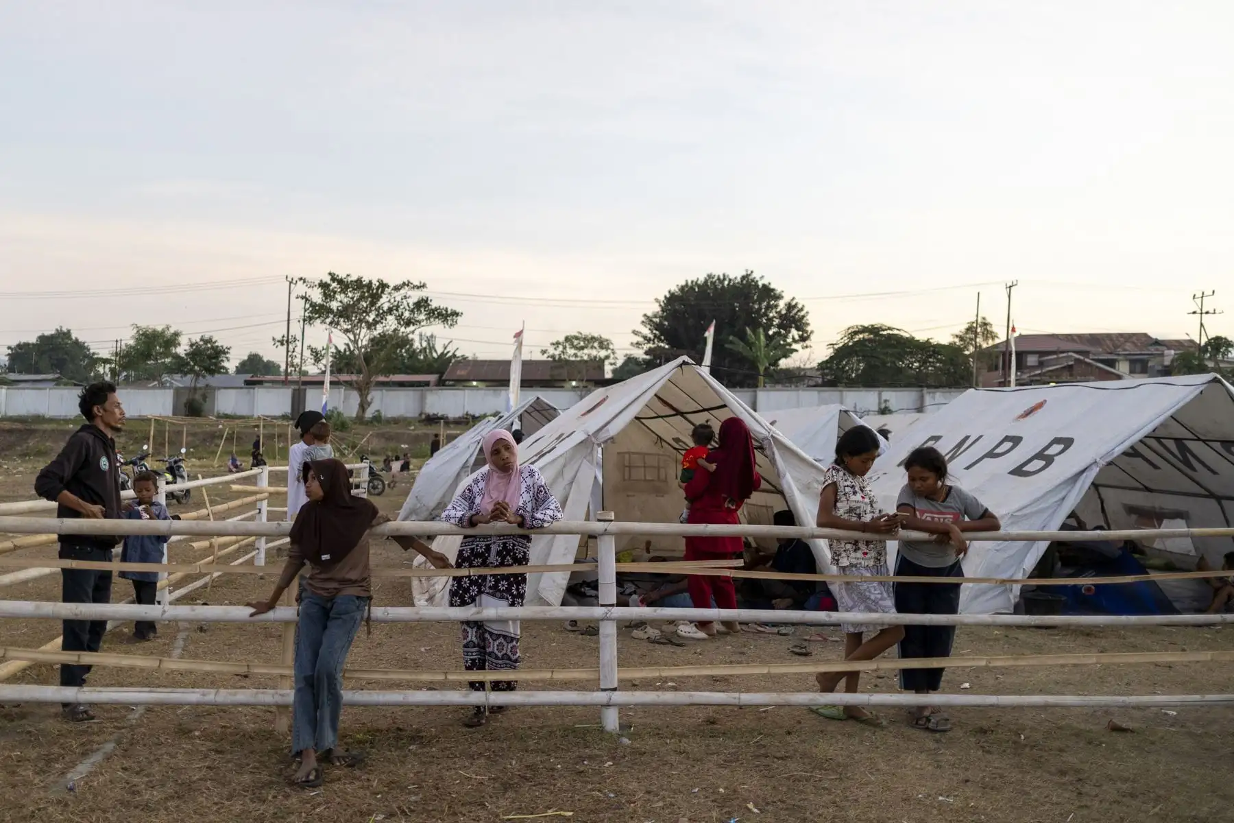 Personas evacuadas afectadas por un terremoto de magnitud 7,7 permanecen en refugios temporales en Maumere, en la provincia de Nusa Tenggara Oriental (Indonesia). Foto: EFE