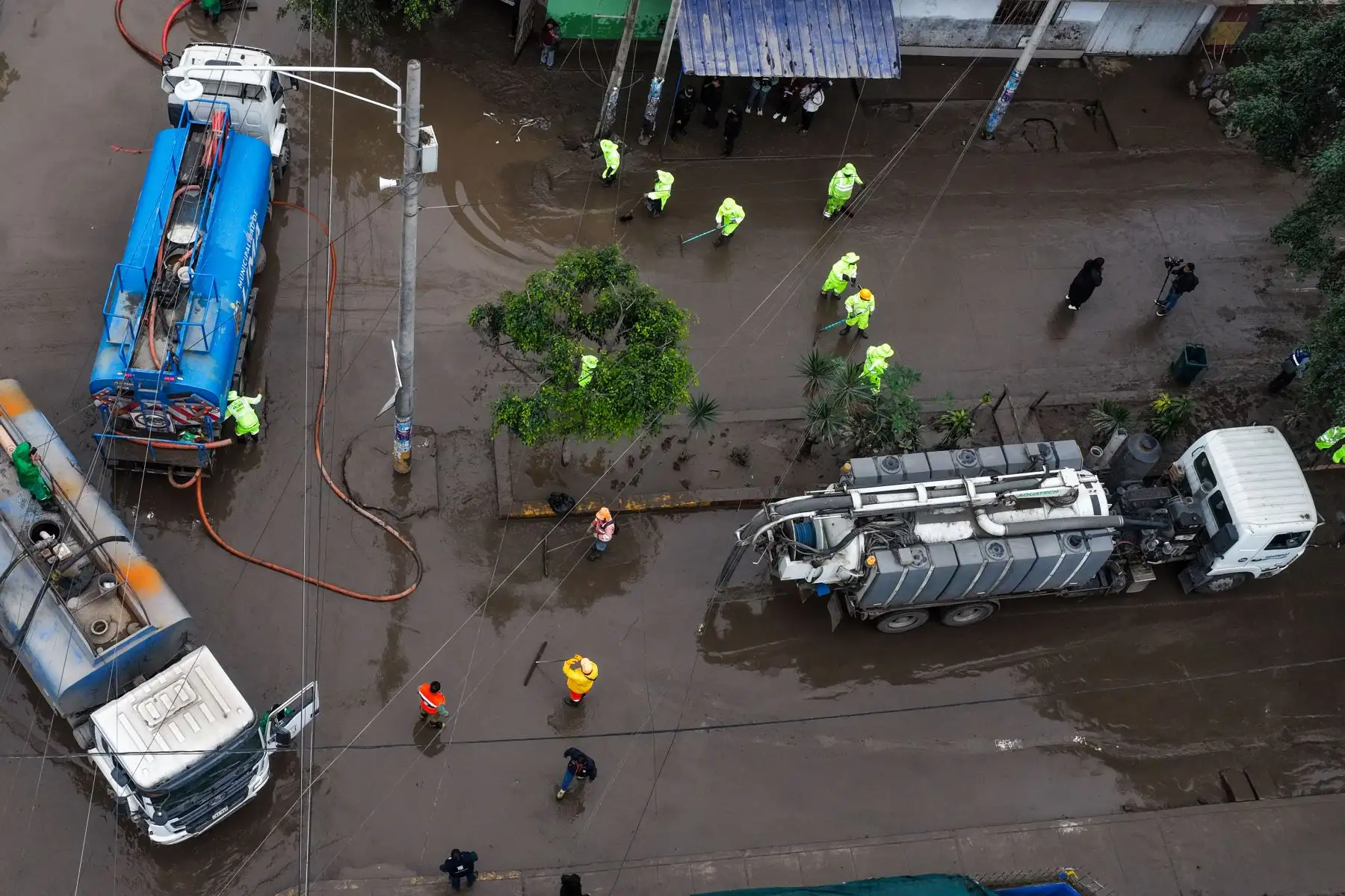 Maquinaria pesada retira agua y lodo acumulados en calles de Villa El Salvador tras las intensas lluvias registradas en Lima. Foto: ANDINA/Daniel Bracamonte