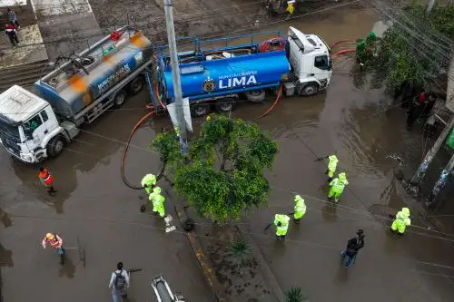 Retiran agua y lodo de calles de Villa El Salvador tras intensas lluvias