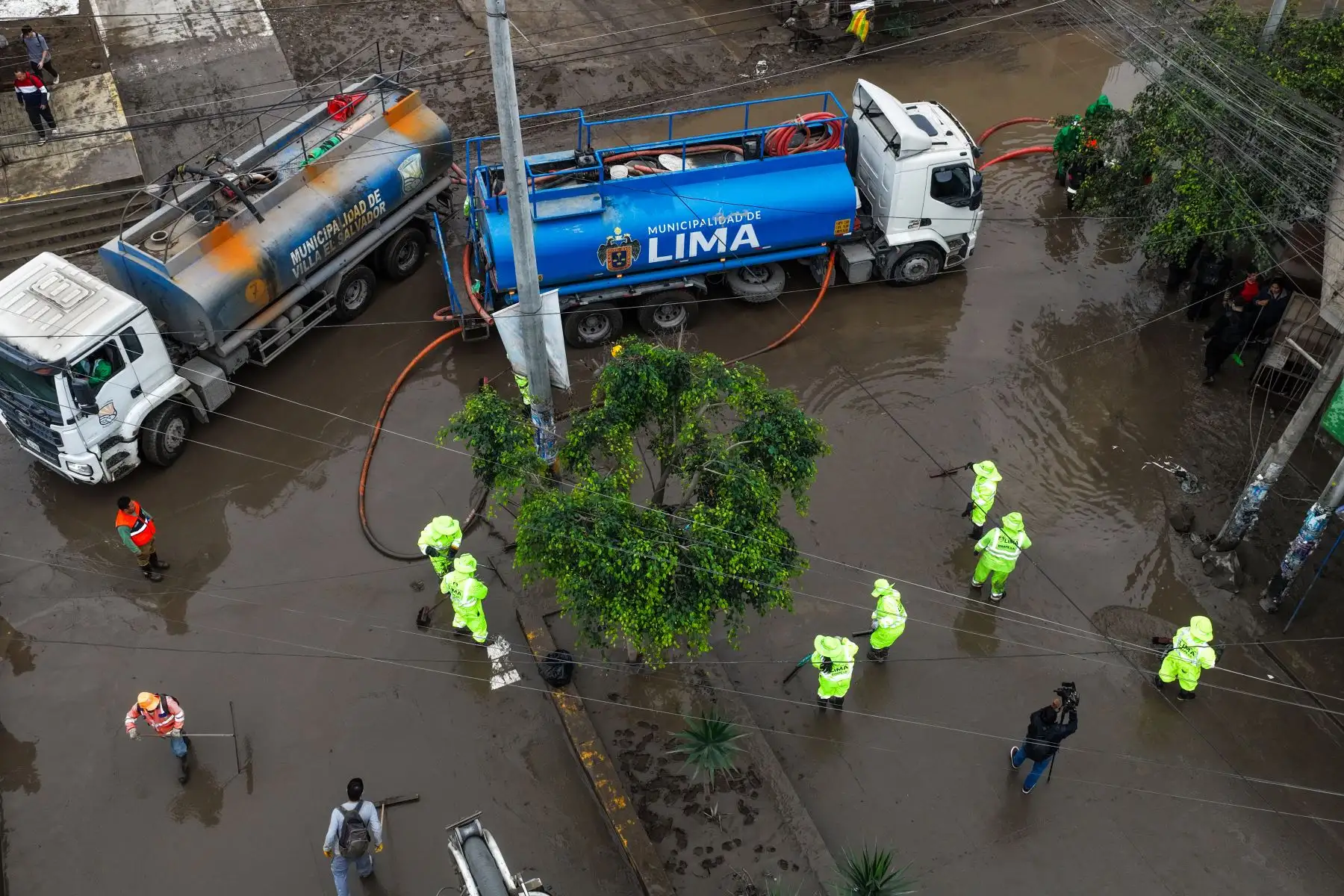 Maquinaria pesada retira agua y lodo acumulados en calles de Villa El Salvador tras las intensas lluvias registradas en Lima. Foto: ANDINA/Daniel Bracamonte