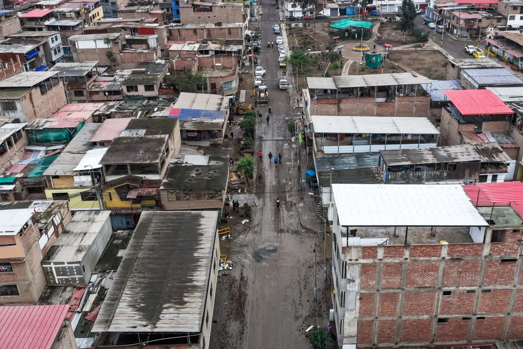 Labores de limpieza continúan en Villa El Salvador tras las intensas lluvias que afectaron diversos sectores de Lima. Foto: ANDINA/Daniel Bracamonte