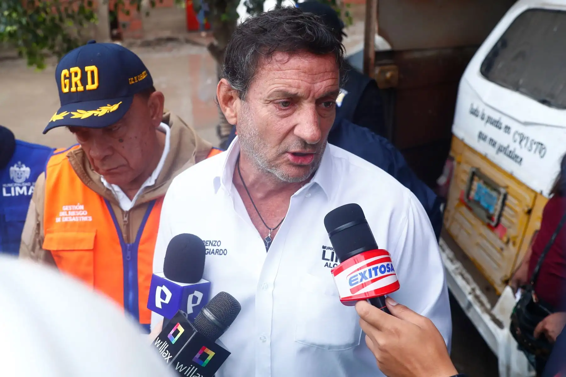 El alcalde de Lima, Renzo Reggiardo, supervisó las acciones desplegadas por la Municipalidad de Lima para atender los aniegos registrados en Villa El Salvador a causa de las intensas lluvias que afectaron algunos distritos de Lima sur la noche del domingo 16 de agosto de 2026. Foto: ANDINA/Daniel Bracamonte