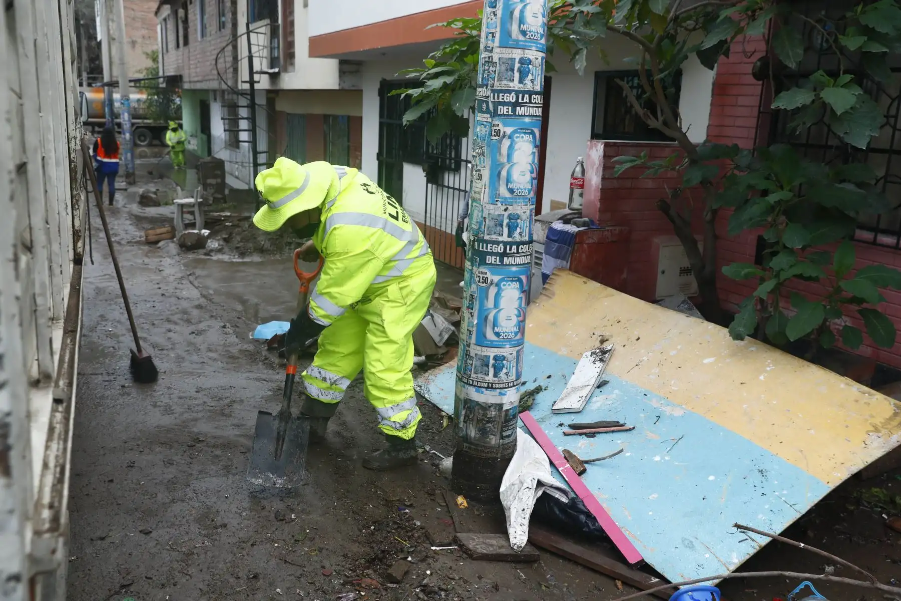 Labores de limpieza continúan en Villa El Salvador tras las intensas lluvias que afectaron diversos sectores de Lima. Foto: ANDINA/Daniel Bracamonte
