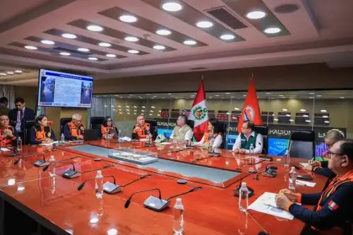 Presidenta Keiko Fujimori monitorea la emergencia por lluvias desde el COEN