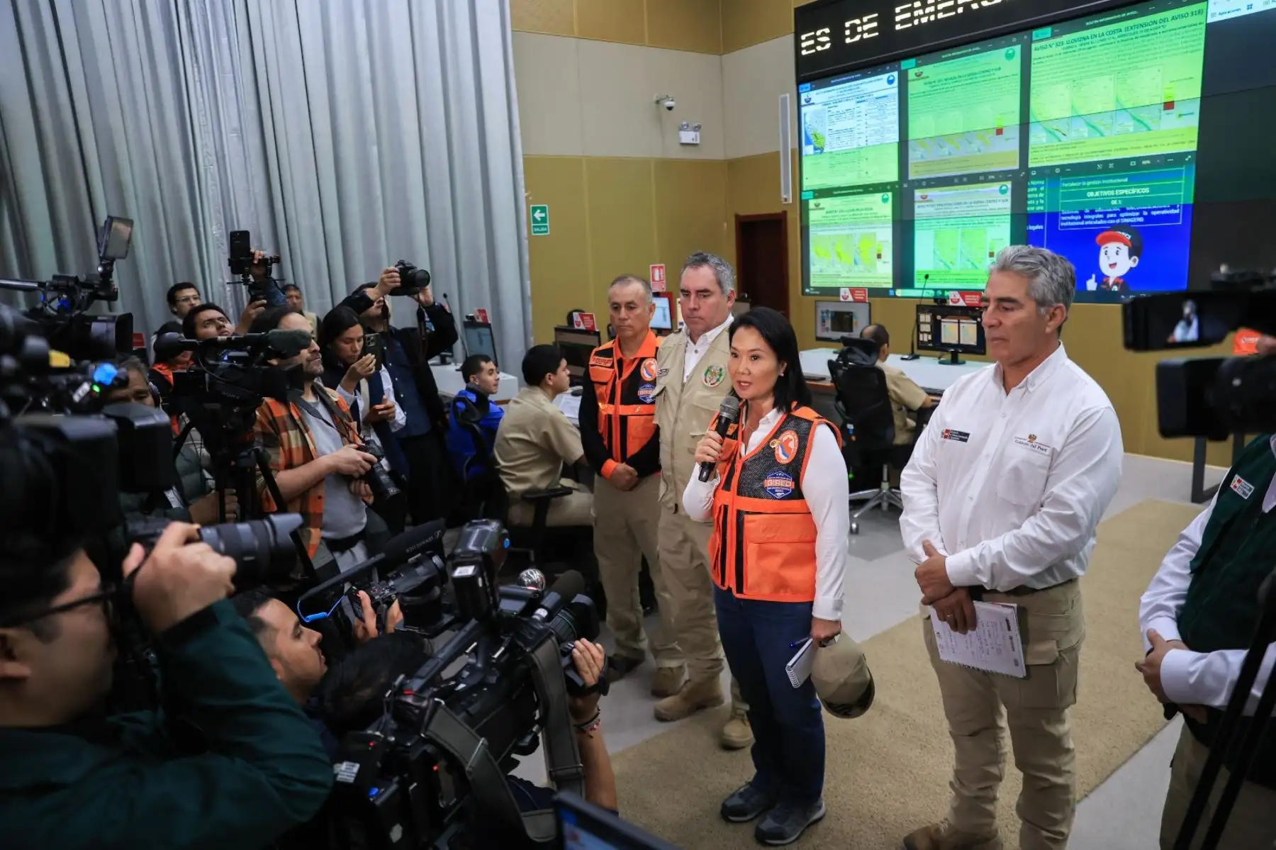 Presidenta Keiko Fujimori monitorea la emergencia por lluvias desde el COEN. Foto: ANDINA/ Prensa Presidencia