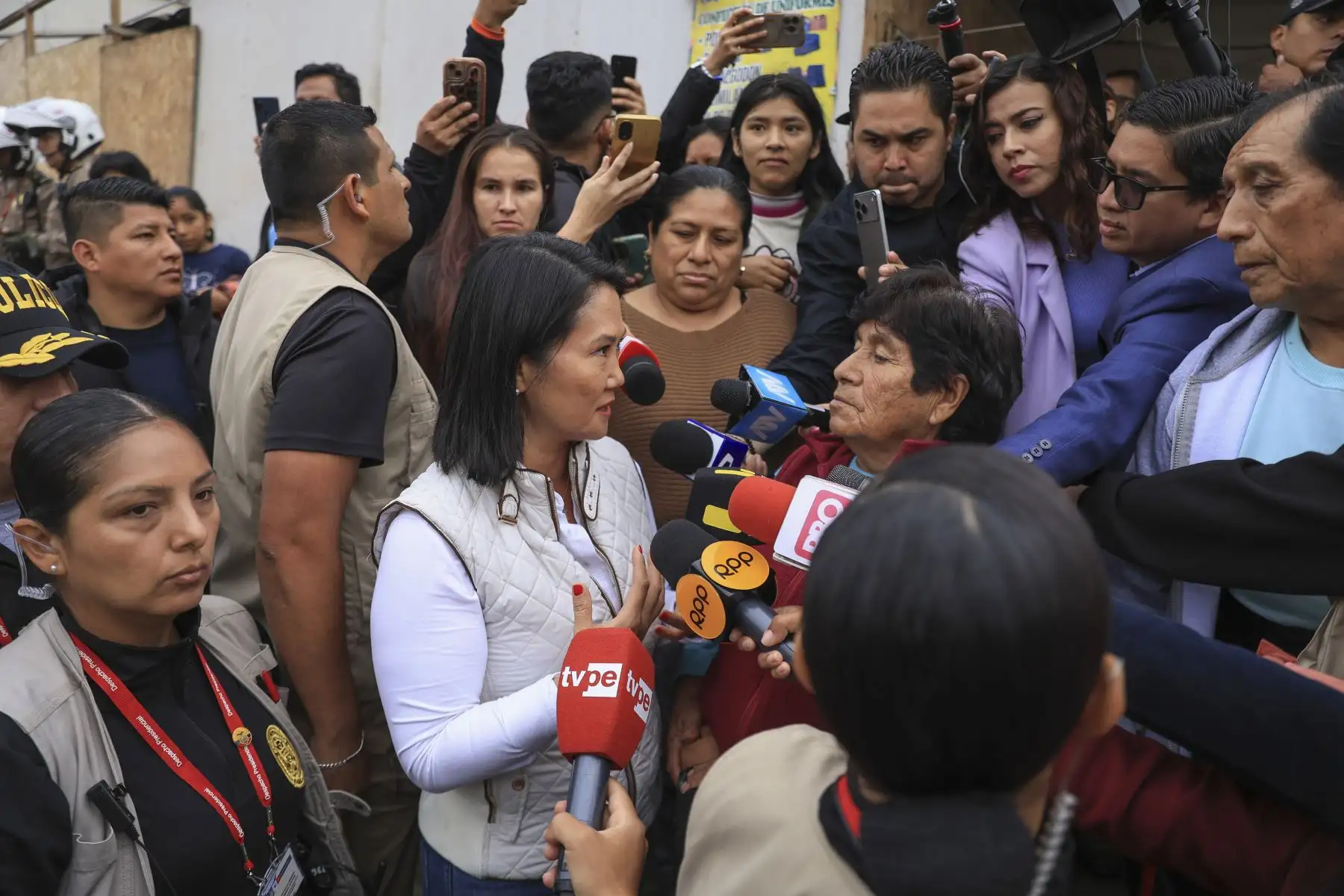 La presidenta Keiko Fujimori recorre las zonas afectadas por las lluvias en Villa El Salvador y dialoga con las familias perjudicadas. Foto: ANDINA/Prensa Presidencia
