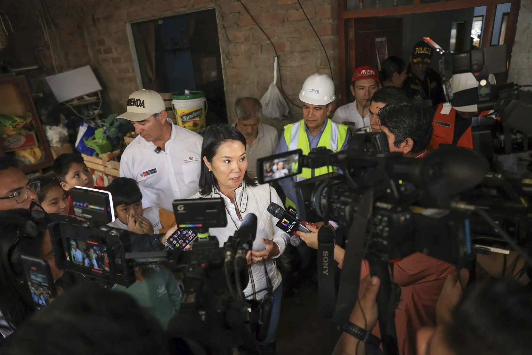 La presidenta Keiko Fujimori recorre las zonas afectadas por las lluvias en Villa El Salvador y dialoga con las familias perjudicadas. Foto: ANDINA/Prensa Presidencia