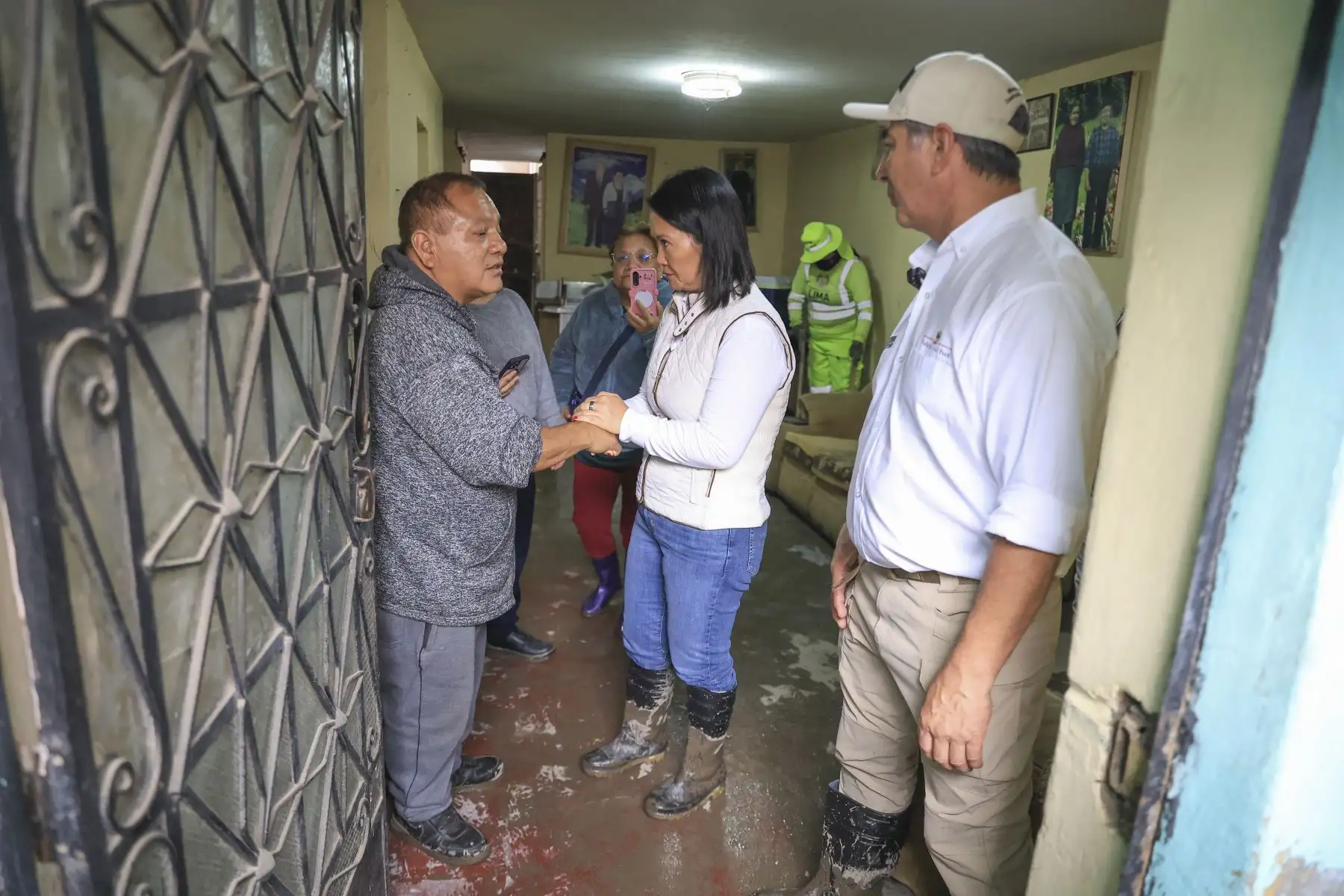 La presidenta Keiko Fujimori recorre las zonas afectadas por las lluvias en Villa El Salvador y dialoga con las familias perjudicadas. Foto: ANDINA/Prensa Presidencia