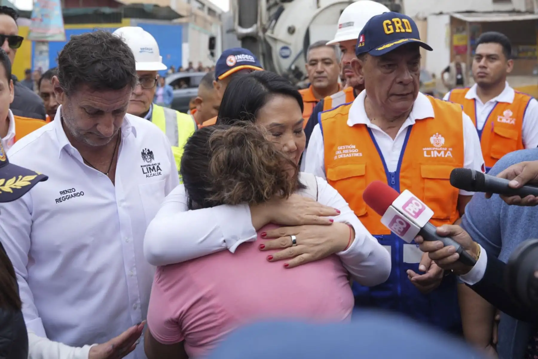La presidenta Keiko Fujimori recorre las zonas afectadas por las lluvias en Villa El Salvador y dialoga con las familias perjudicadas. Foto: ANDINA/Prensa Presidencia