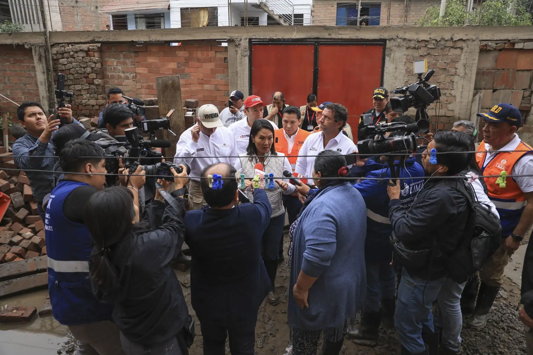 La presidenta Keiko Fujimori recorre las zonas afectadas por las lluvias en Villa El Salvador y dialoga con las familias perjudicadas. Foto: ANDINA/Prensa Presidencia