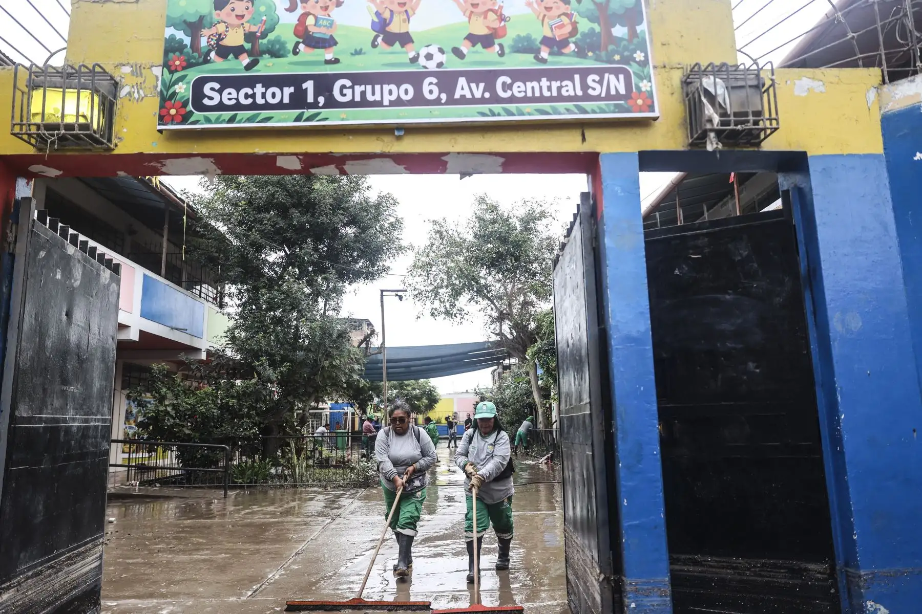 Personal realiza labores de limpieza y evalúa los daños ocasionados por las lluvias en la institución educativa Juan Pablo II, en Villa El Salvador. Foto: ANDINA/Jhonel Rodríguez Robles