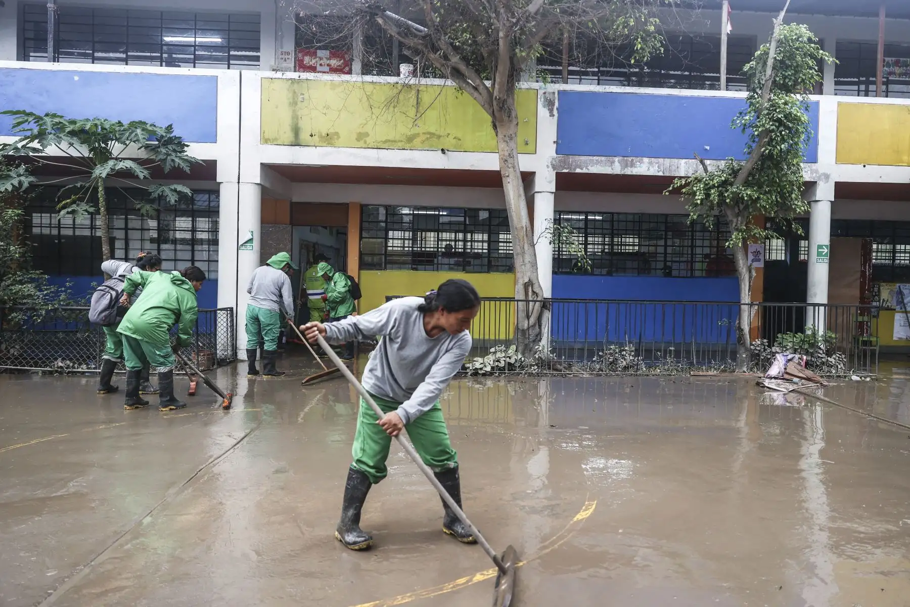 Personal realiza labores de limpieza y evalúa los daños ocasionados por las lluvias en la institución educativa Juan Pablo II, en Villa El Salvador. Foto: ANDINA/Jhonel Rodríguez Robles