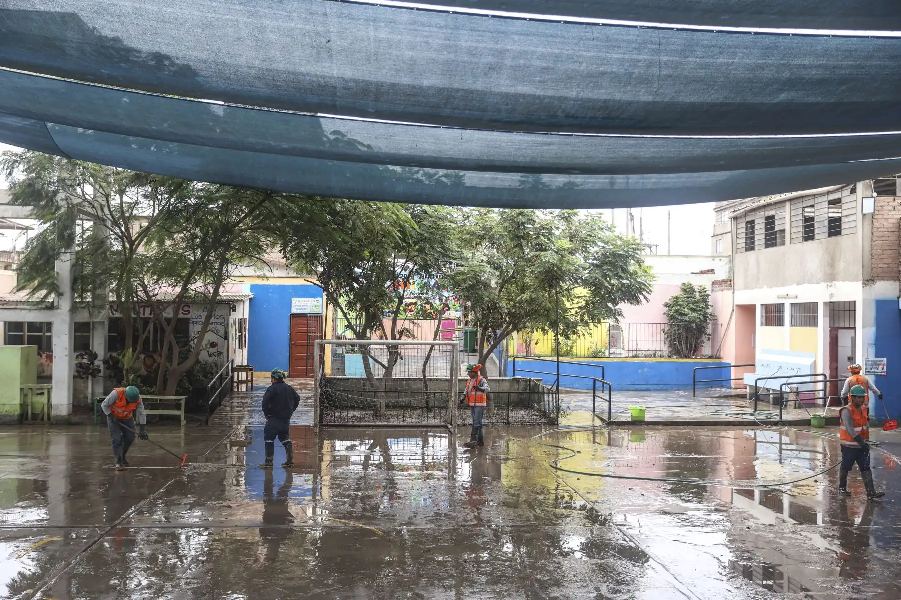 Personal realiza labores de limpieza y evalúa los daños ocasionados por las lluvias en la institución educativa Juan Pablo II, en Villa El Salvador. Foto: ANDINA/Jhonel Rodríguez Robles