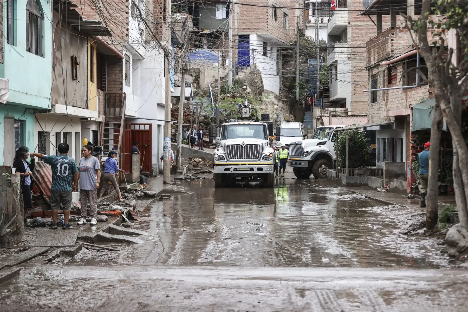 Realizan labores de limpieza en viviendas por las lluvias registradas en Villa El Salvador. Foto: ANDINA/Jhonel Rodríguez Robles