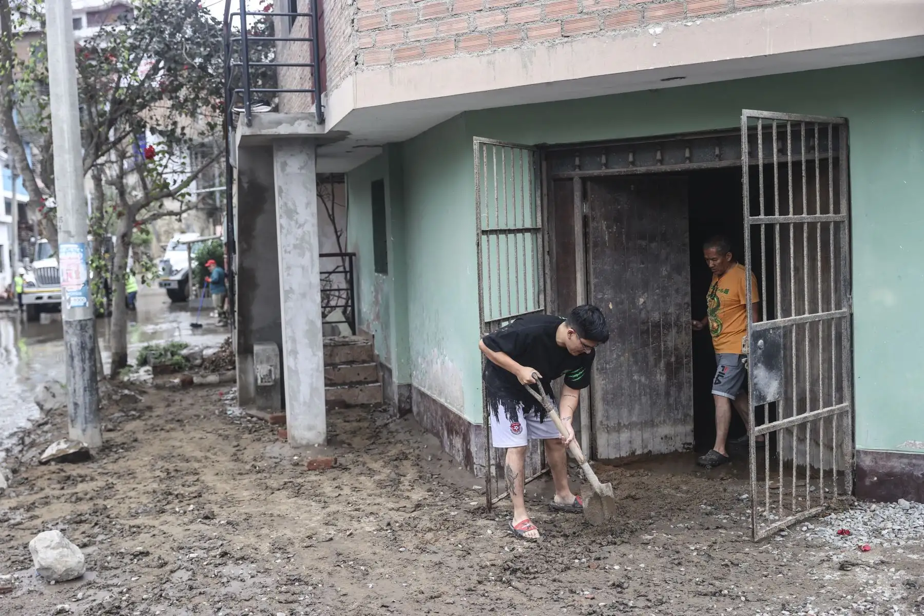 Realizan labores de limpieza en viviendas por las lluvias registradas en Villa El Salvador. Foto: ANDINA/Jhonel Rodríguez Robles