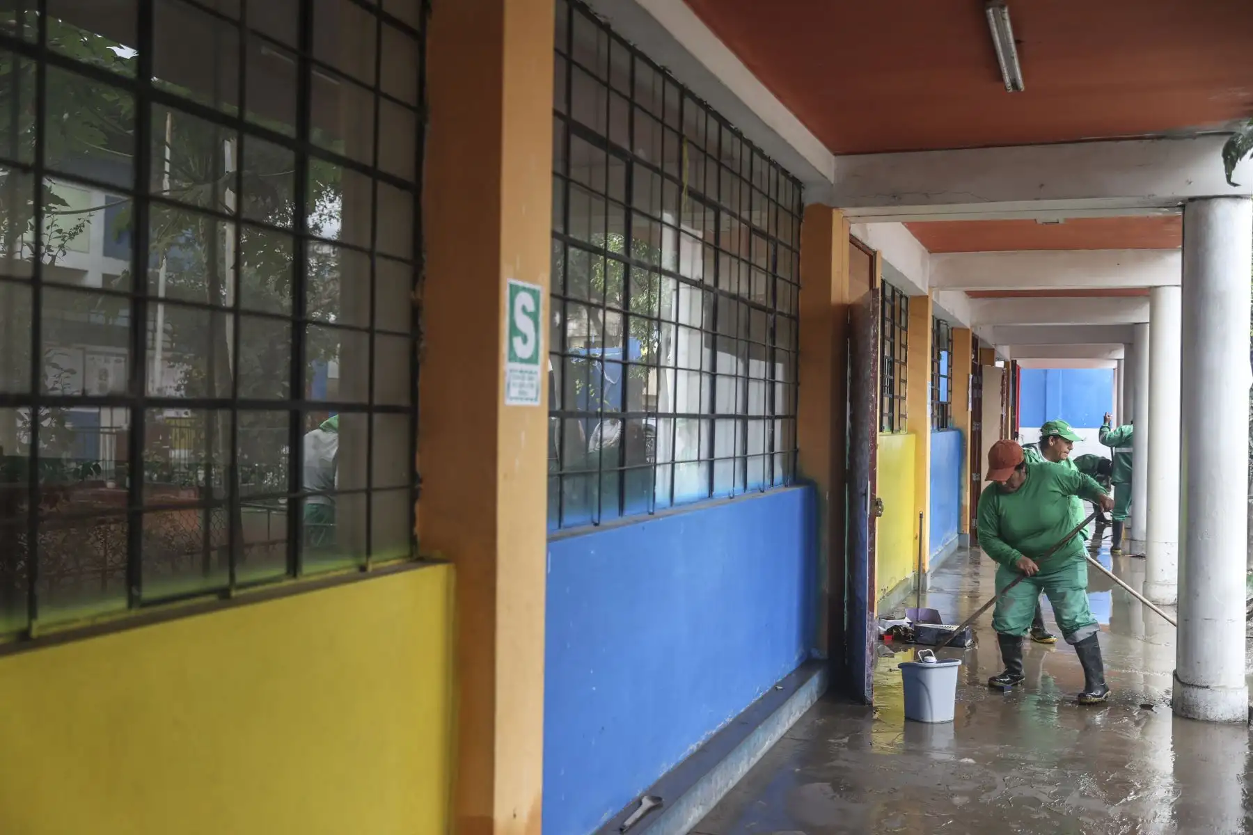 Labores de limpieza y evaluación de daños se realizan en la institución educativa Juan Pablo II, en Villa El Salvador, tras las lluvias. Foto: ANDINA/Jhonel Rodríguez Robles
