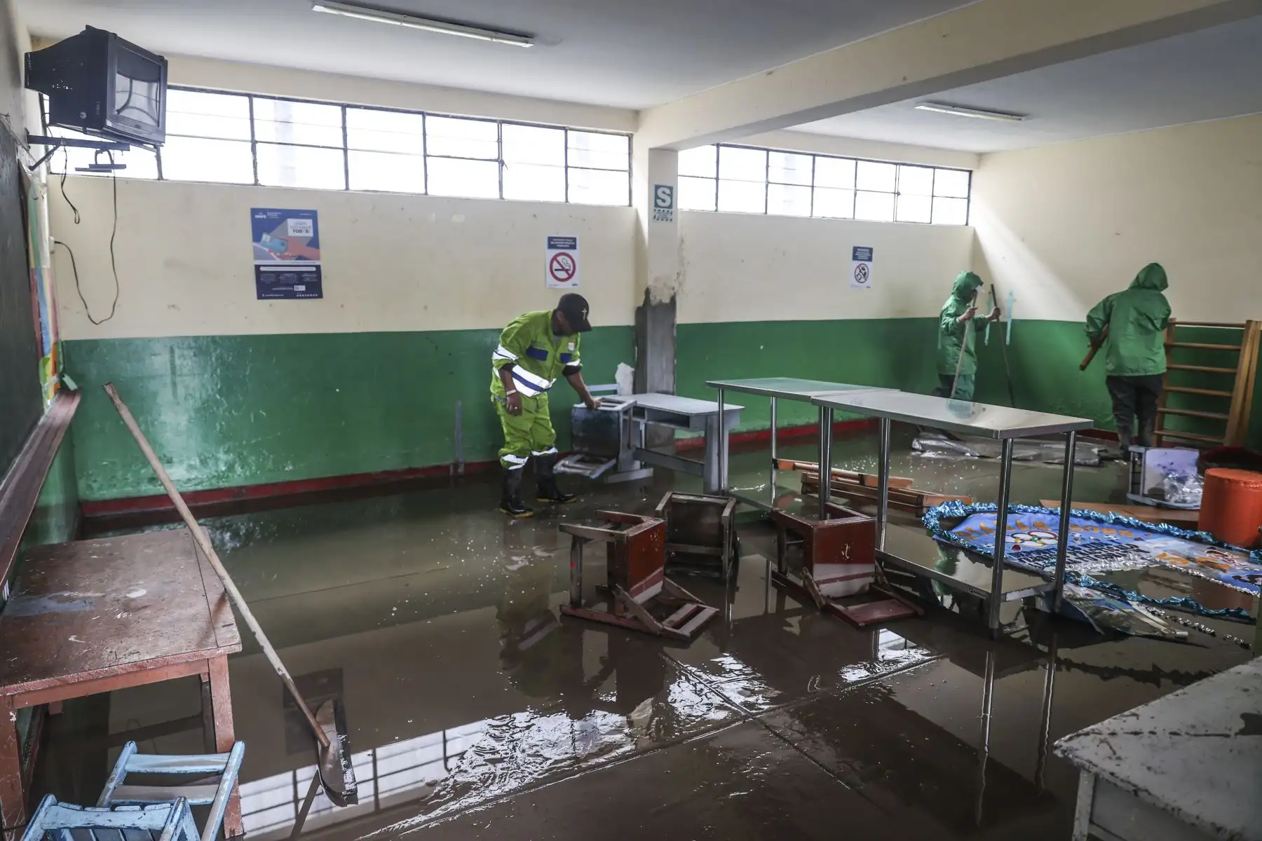 Labores de limpieza y evaluación de daños se realizan en la institución educativa Juan Pablo II, en Villa El Salvador, tras las lluvias. Foto: ANDINA/Jhonel Rodríguez Robles