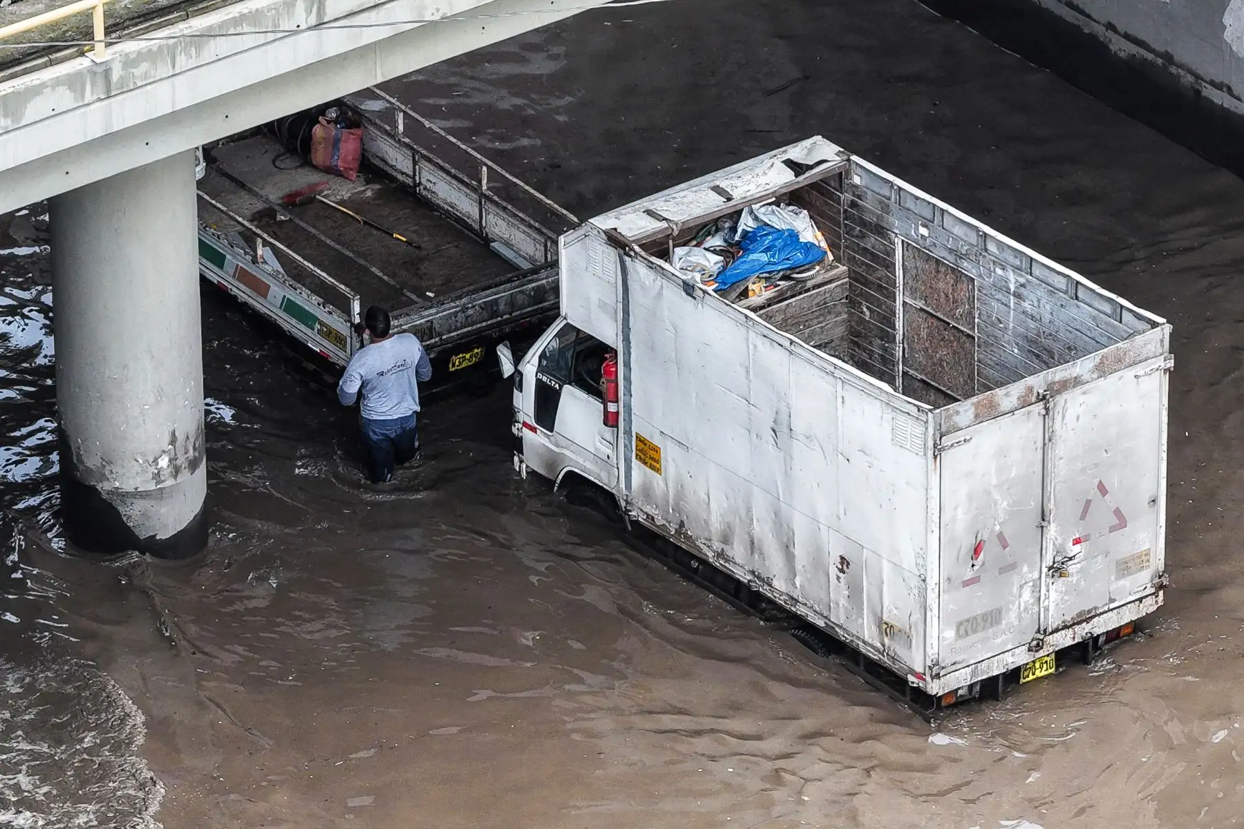 La acumulación de agua y lodo se observa en diversos puntos de Villa El Salvador luego de las intensas lluvias que afectaron distritos de Lima sur. Foto: ANDINA/Daniel Bracamonte.
