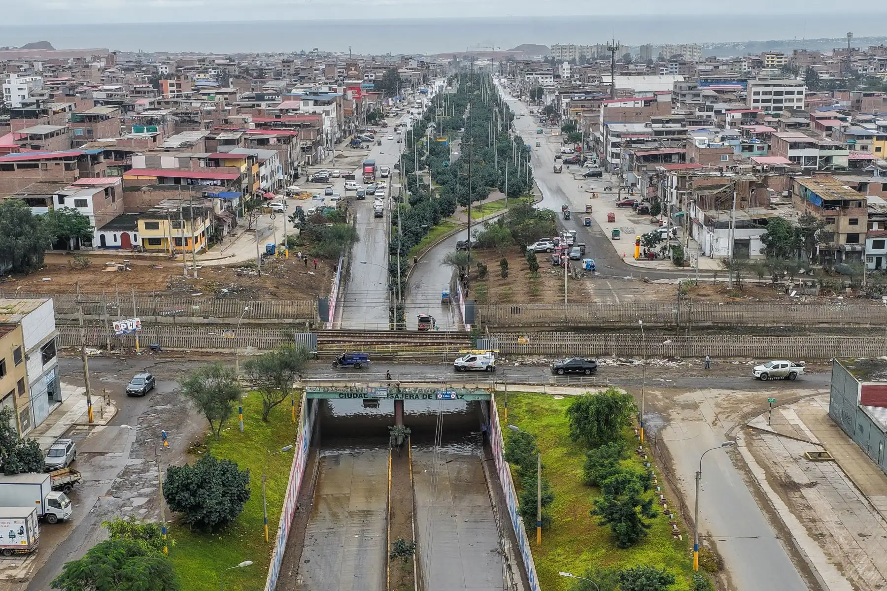 Una vista panorámica de Villa El Salvador muestra sectores con acumulación de agua tras las lluvias que afectaron varios distritos de Lima sur. Foto: ANDINA/Daniel Bracamonte.