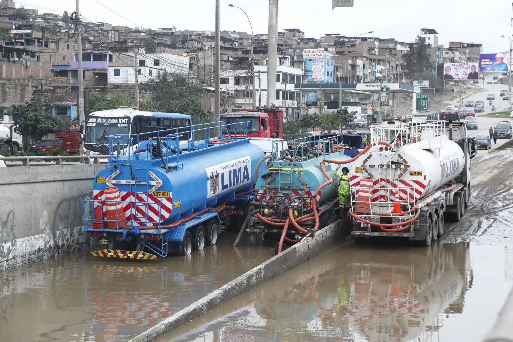 Unidades cisterna trabajan en el by pass de la avenida Pachacútec, donde continúa el aniego que dejó vehículos varados tras las intensas lluvias. Foto: ANDINA/Daniel Bracamonte.