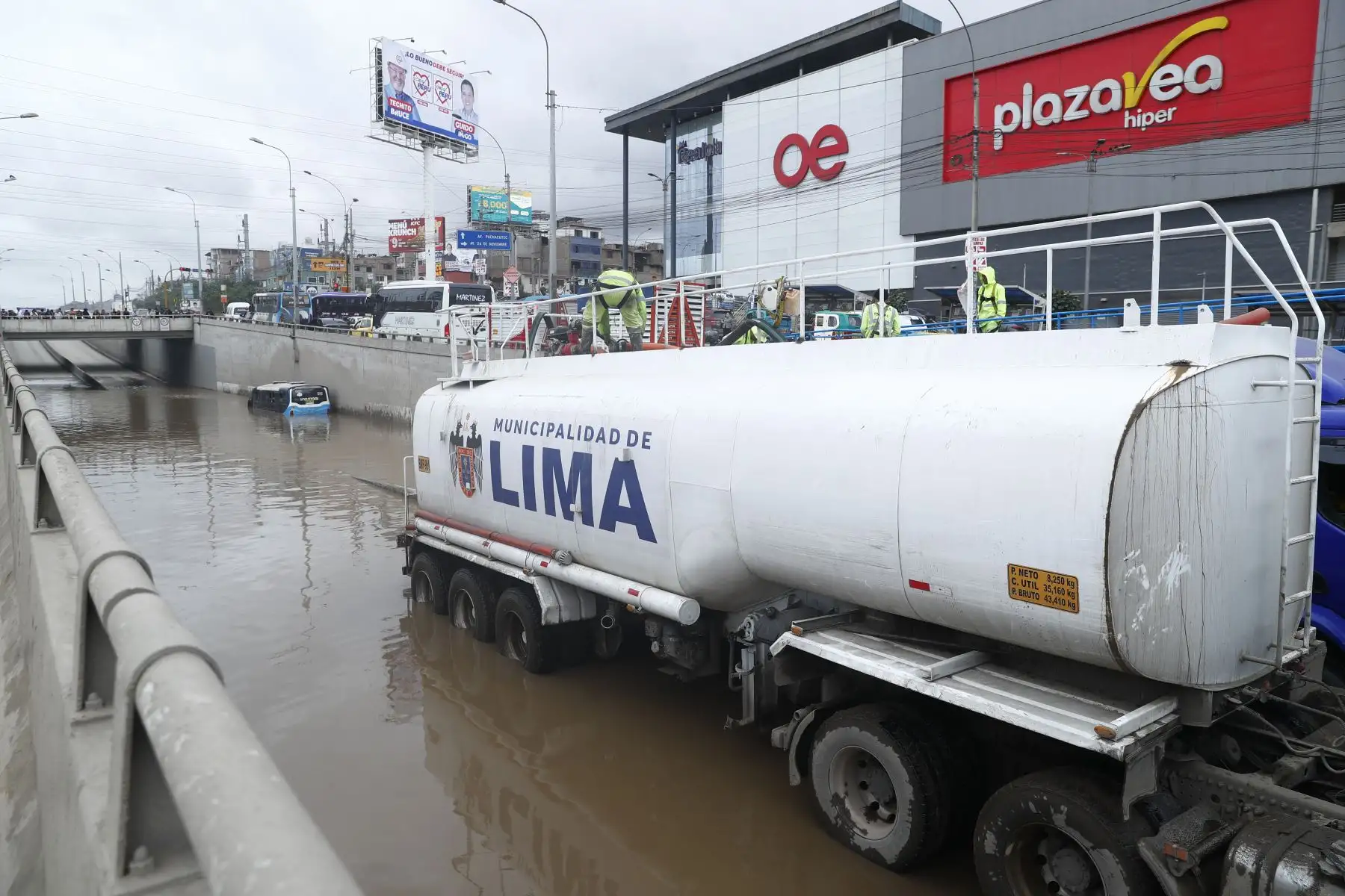 Camiones cisterna y motobombas forman parte de las acciones de extracción de agua en las zonas afectadas por los aniegos en Lima sur. Foto: ANDINA/Daniel Bracamonte.