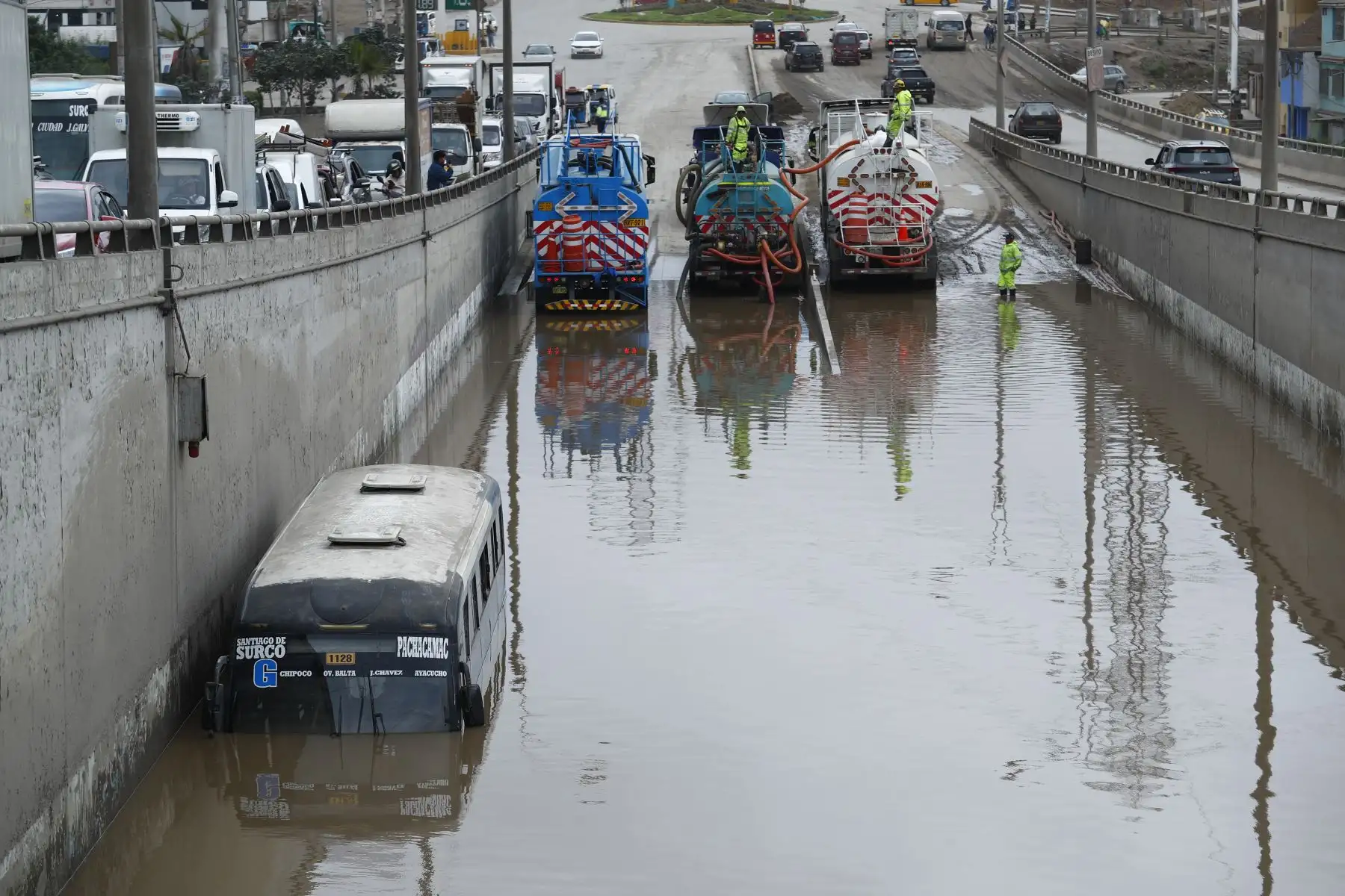 El aniego en el by pass de la avenida Pachacútec, en Villa María del Triunfo, muestra vehículos detenidos en medio del agua acumulada tras las lluvias. Foto: ANDINA/Daniel Bracamonte.