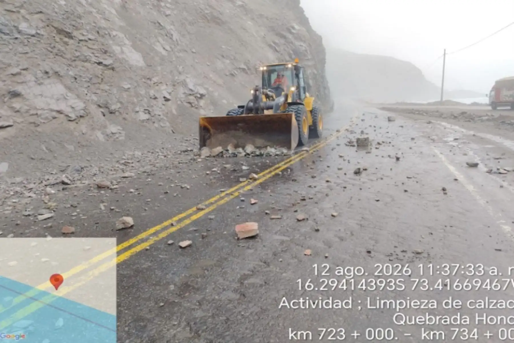 Arequipa: rocas caen sobre bus de servicio interprovincial en la Panamericana Sur