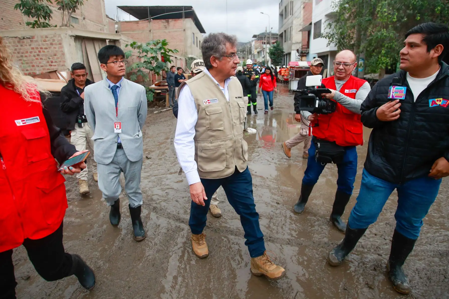 El ministro de Trabajo y Promoción del Empleo, Juan Sheput, llegó al Sector 1, Grupo 1, en Villa El Salvador, donde junto al Programa Nacional Llankasum Perú anunció acciones de apoyo para la zona afectada por las lluvias, mediante trabajos de limpieza y mejoramiento con generación de empleo temporal. Foto: ANDINA/Ricardo Cuba