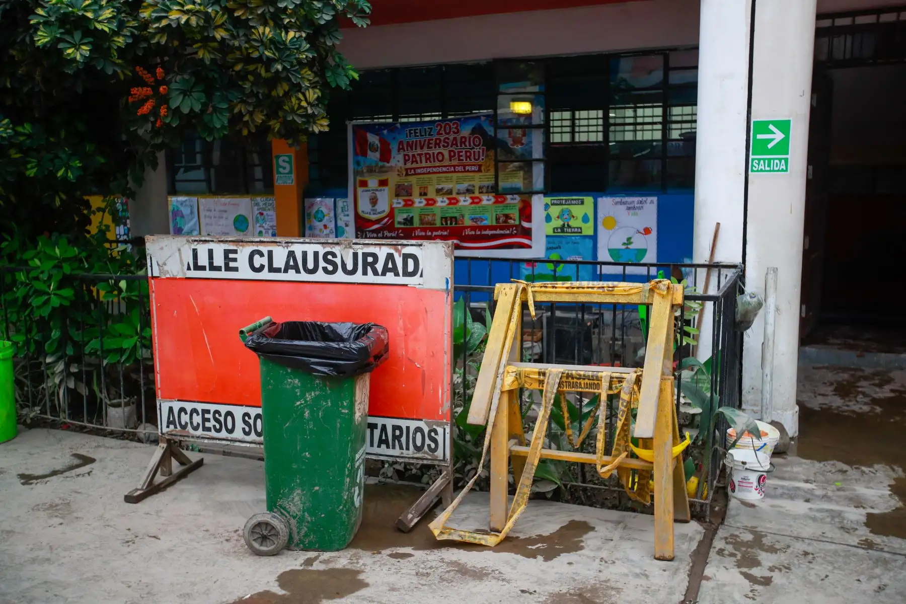 El ministro de Trabajo y Promoción del Empleo, Juan Sheput, llegó al Sector 1, Grupo 1, en Villa El Salvador, donde junto al Programa Nacional Llankasum Perú anunció acciones de apoyo para la zona afectada por las lluvias, mediante trabajos de limpieza y mejoramiento con generación de empleo temporal. Foto: ANDINA/Ricardo Cuba