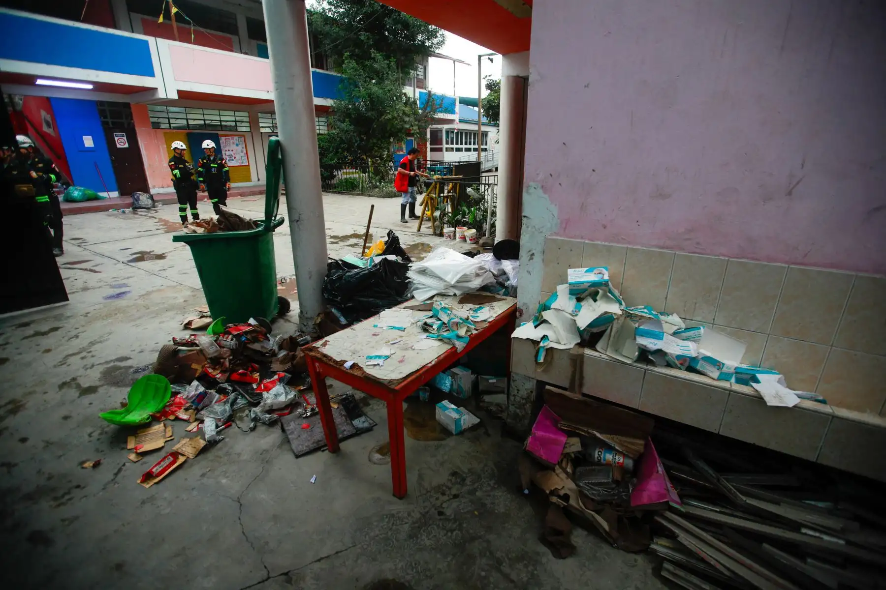 El ministro de Trabajo y Promoción del Empleo, Juan Sheput, llegó al Sector 1, Grupo 1, en Villa El Salvador, donde junto al Programa Nacional Llankasum Perú anunció acciones de apoyo para la zona afectada por las lluvias, mediante trabajos de limpieza y mejoramiento con generación de empleo temporal. Foto: ANDINA/Ricardo Cuba