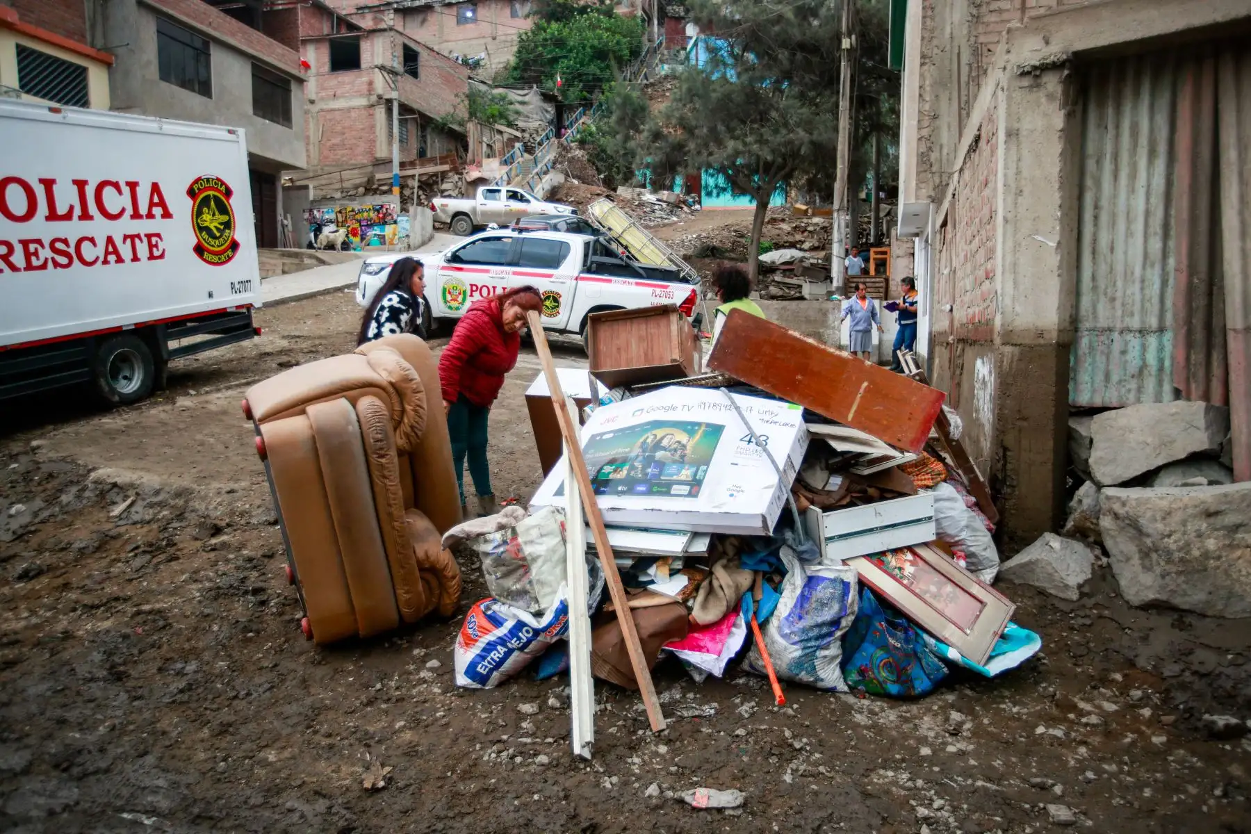El ministro de Trabajo y Promoción del Empleo, Juan Sheput, llegó al Sector 1, Grupo 1, en Villa El Salvador, donde junto al Programa Nacional Llankasum Perú anunció acciones de apoyo para la zona afectada por las lluvias, mediante trabajos de limpieza y mejoramiento con generación de empleo temporal. Foto: ANDINA/Ricardo Cuba