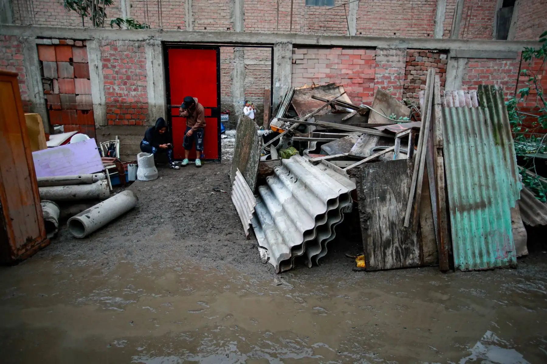 El ministro de Trabajo y Promoción del Empleo, Juan Sheput, llegó al Sector 1, Grupo 1, en Villa El Salvador, donde junto al Programa Nacional Llankasum Perú anunció acciones de apoyo para la zona afectada por las lluvias, mediante trabajos de limpieza y mejoramiento con generación de empleo temporal. Foto: ANDINA/Ricardo Cuba