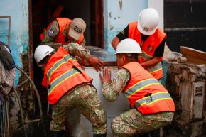 El Ejército desplegó una primera brigada a fin de que colabore en la limpieza de las vías, las veredas, las viviendas inundadas, rescatando en muchos casos los enseres que todavía son salvables. Fotos: ANDINA/Ricardo Cuba