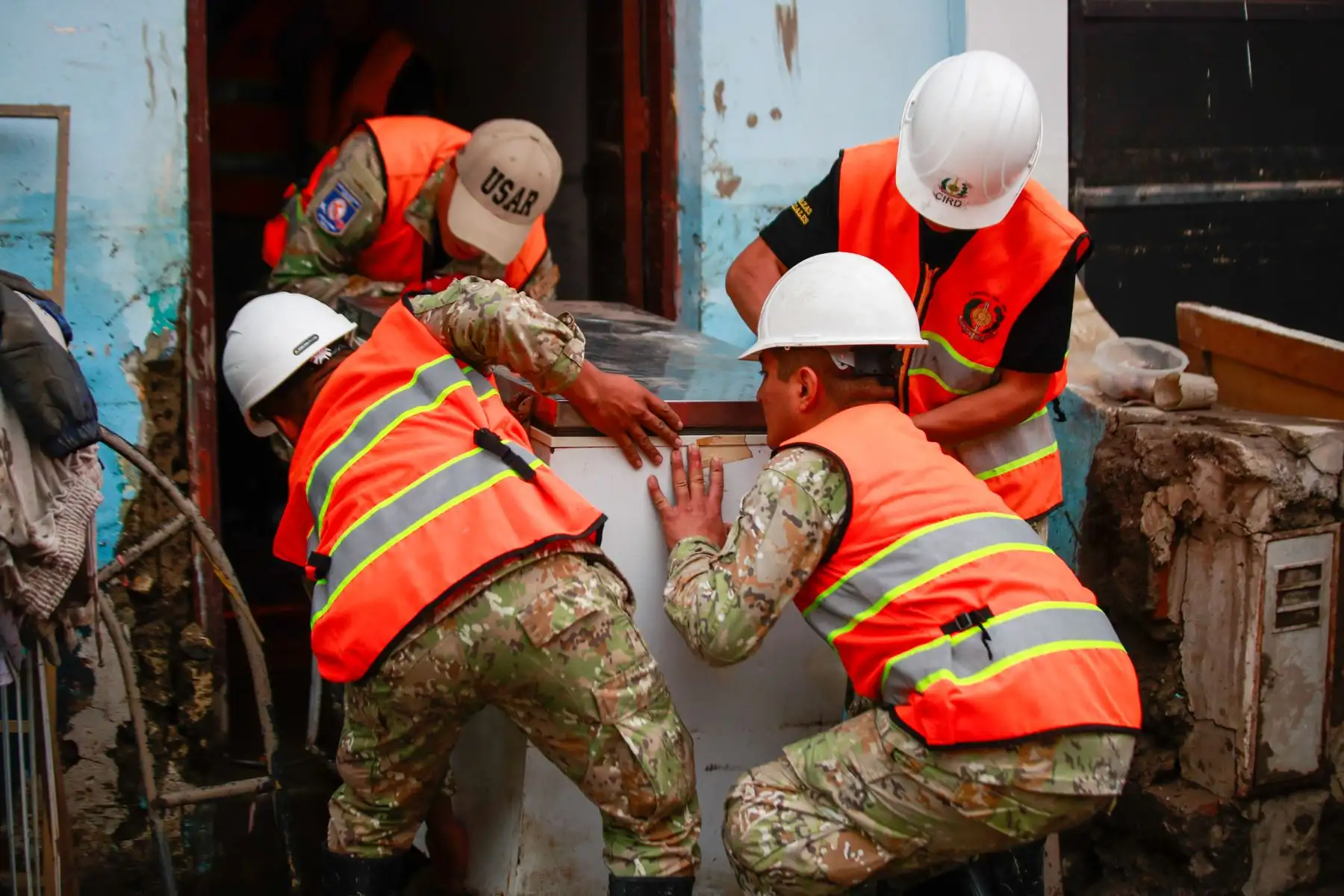 El ministro de Trabajo y Promoción del Empleo, Juan Sheput, llegó al Sector 1, Grupo 1, en Villa El Salvador, donde junto al Programa Nacional Llankasum Perú anunció acciones de apoyo para la zona afectada por las lluvias, mediante trabajos de limpieza y mejoramiento con generación de empleo temporal. Foto: ANDINA/Ricardo Cuba
