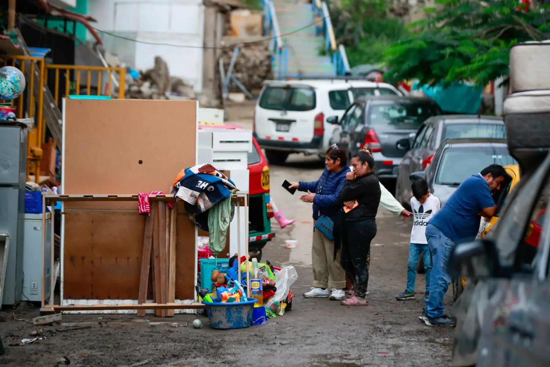 El ministro de Trabajo y Promoción del Empleo, Juan Sheput, llegó al Sector 1, Grupo 1, en Villa El Salvador, donde junto al Programa Nacional Llankasum Perú anunció acciones de apoyo para la zona afectada por las lluvias, mediante trabajos de limpieza y mejoramiento con generación de empleo temporal. Foto: ANDINA/Ricardo Cuba