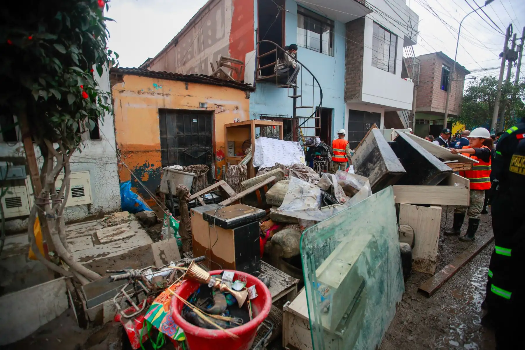 El ministro de Trabajo y Promoción del Empleo, Juan Sheput, llegó al Sector 1, Grupo 1, en Villa El Salvador, donde junto al Programa Nacional Llankasum Perú anunció acciones de apoyo para la zona afectada por las lluvias, mediante trabajos de limpieza y mejoramiento con generación de empleo temporal. Foto: ANDINA/Ricardo Cuba