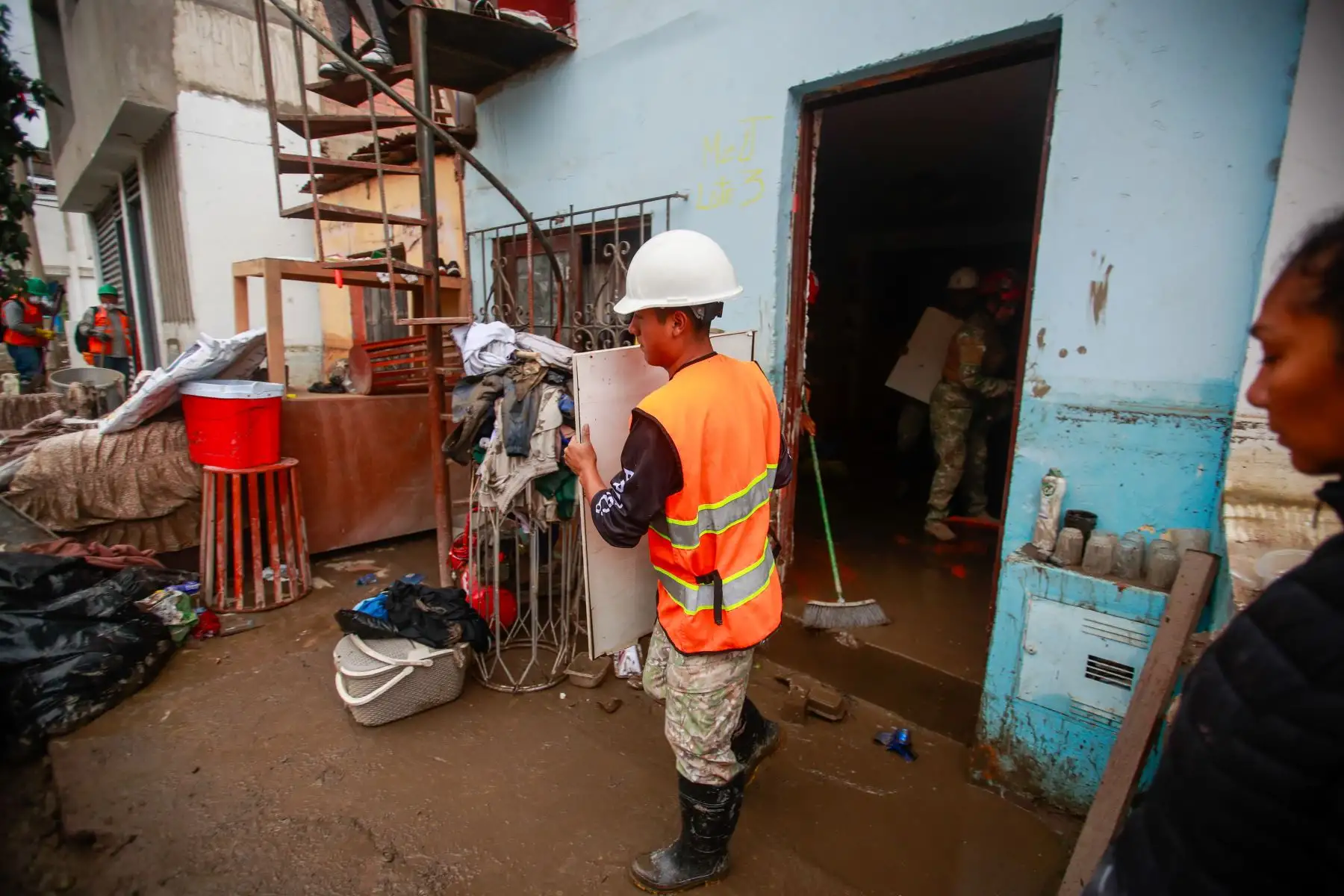 El ministro de Trabajo y Promoción del Empleo, Juan Sheput, llegó al Sector 1, Grupo 1, en Villa El Salvador, donde junto al Programa Nacional Llankasum Perú anunció acciones de apoyo para la zona afectada por las lluvias, mediante trabajos de limpieza y mejoramiento con generación de empleo temporal. Foto: ANDINA/Ricardo Cuba