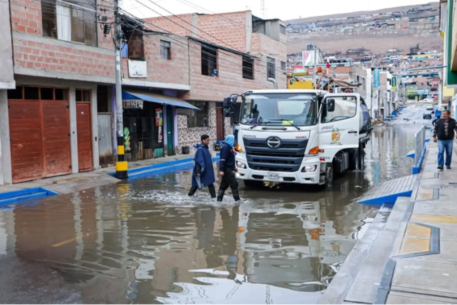 Lluvias que duraron un día deja calles y viviendas inundadas en Tacna