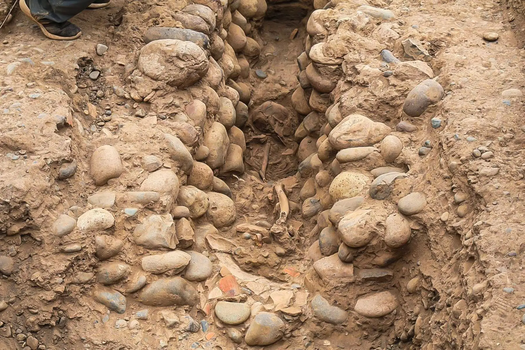 Los restos de un individuo adulto son hallados extendidos a lo largo de un canal subterráneo de la Huaca Pucllana. Foto: ANDINA/Difusión